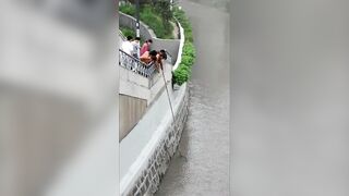 Шанхай — стррит-фишинг на набережной: микроджиг и судачок у сваев