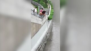 Шанхай — стррит-фишинг на набережной: микроджиг и судачок у сваев