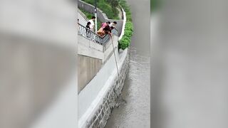 Шанхай — стррит-фишинг на набережной: микроджиг и судачок у сваев