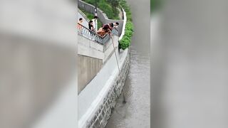 Шанхай — стррит-фишинг на набережной: микроджиг и судачок у сваев