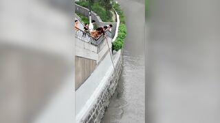 Шанхай — стррит-фишинг на набережной: микроджиг и судачок у сваев