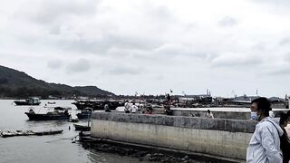 Хайнань, Ялунвань: рыбацкий порт — разгрузка неводов и аукцион