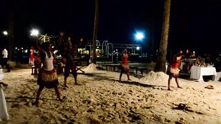 Занзибар — африканский вечер в Кивенгва: рынок, лодки и уловы у берега