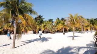 Куба: перелет на кукурузнике над океаном на остров Cayo Largo и дорога к диким пляжам