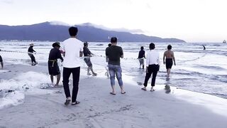 Vietnam Da Nang местные ловят рыбу прямо с пляжа и стоит ли пробовать так же туристу