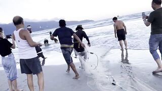 Vietnam Da Nang местные ловят рыбу прямо с пляжа и стоит ли пробовать так же туристу