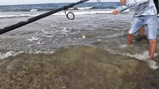 ضربت قرش من الكسارة jigging с берега борьба с акулой у волнореза на арабском побережье