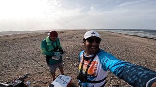 ضربت قرش من الكسارة jigging с берега борьба с акулой у волнореза на арабском побережье