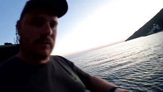 Гагры день у черноморского берега с удочками и прогулками по набережной