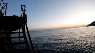 Гагры день у черноморского берега с удочками и прогулками по набережной