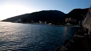 Гагры день у черноморского берега с удочками и прогулками по набережной