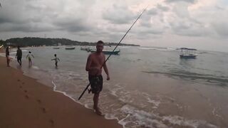 Пробую рыбалку в Unawatuna Sri Lanka первые забросы с берега и знакомство с местными гидами