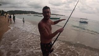 Пробую рыбалку в Unawatuna Sri Lanka первые забросы с берега и знакомство с местными гидами