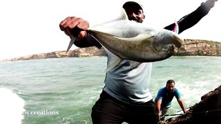 Гигантский GT Oman Salalah морская рыбалка в Индийском океане у скал и рифов Аравийского моря