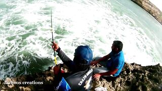 Гигантский GT Oman Salalah морская рыбалка в Индийском океане у скал и рифов Аравийского моря