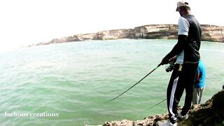 Гигантский GT Oman Salalah морская рыбалка в Индийском океане у скал и рифов Аравийского моря