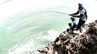 Гигантский GT Oman Salalah морская рыбалка в Индийском океане у скал и рифов Аравийского моря