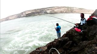 Гигантский GT Oman Salalah морская рыбалка в Индийском океане у скал и рифов Аравийского моря