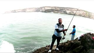 Гигантский GT Oman Salalah морская рыбалка в Индийском океане у скал и рифов Аравийского моря