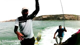 Гигантский GT Oman Salalah морская рыбалка в Индийском океане у скал и рифов Аравийского моря