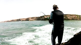 Гигантский GT Oman Salalah морская рыбалка в Индийском океане у скал и рифов Аравийского моря