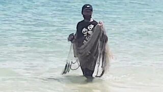 Морская рыбалка на Koh Samet Таиланд ловля с сеткой и подсачеком прямо у камней и волнореза