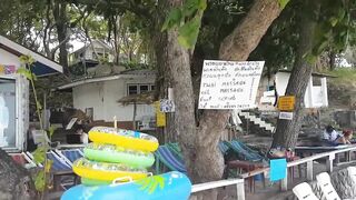 Морская рыбалка на Koh Samet Таиланд ловля с сеткой и подсачеком прямо у камней и волнореза