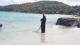 Морская рыбалка на Koh Samet Таиланд ловля с сеткой и подсачеком прямо у камней и волнореза