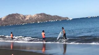 Fishing from the beach Playas del Coco дневная рыбалка с берега Коста Рика Тихий океан