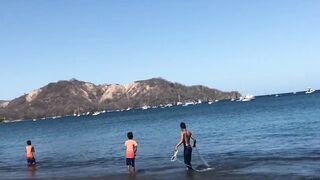 Fishing from the beach Playas del Coco дневная рыбалка с берега Коста Рика Тихий океан