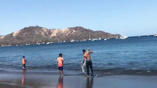 Fishing from the beach Playas del Coco дневная рыбалка с берега Коста Рика Тихий океан