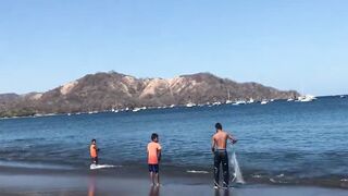 Fishing from the beach Playas del Coco дневная рыбалка с берега Коста Рика Тихий океан