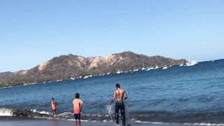 Fishing from the beach Playas del Coco дневная рыбалка с берега Коста Рика Тихий океан