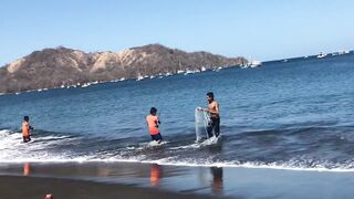 Fishing from the beach Playas del Coco дневная рыбалка с берега Коста Рика Тихий океан