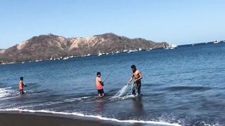 Fishing from the beach Playas del Coco дневная рыбалка с берега Коста Рика Тихий океан