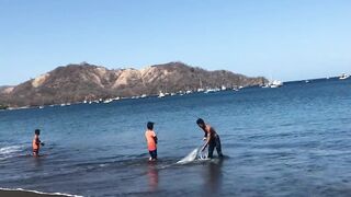 Fishing from the beach Playas del Coco дневная рыбалка с берега Коста Рика Тихий океан