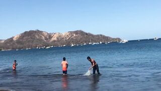 Fishing from the beach Playas del Coco дневная рыбалка с берега Коста Рика Тихий океан