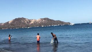 Fishing from the beach Playas del Coco дневная рыбалка с берега Коста Рика Тихий океан