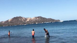 Fishing from the beach Playas del Coco дневная рыбалка с берега Коста Рика Тихий океан