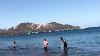 Fishing from the beach Playas del Coco дневная рыбалка с берега Коста Рика Тихий океан