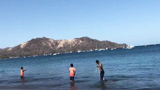 Fishing from the beach Playas del Coco дневная рыбалка с берега Коста Рика Тихий океан