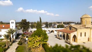 Гюзельюрт районы Северного Кипра спокойная жизнь на холмах цитрусовые сады и бирюзовое море рядом