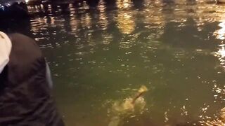 Night fishing in Bahrain ночная морская рыбалка в заливе супер клёв и яркие огни набережной