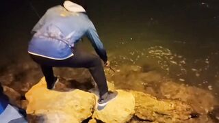 Night fishing in Bahrain ночная морская рыбалка в заливе супер клёв и яркие огни набережной