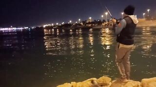 Night fishing in Bahrain ночная морская рыбалка в заливе супер клёв и яркие огни набережной