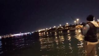 Night fishing in Bahrain ночная морская рыбалка в заливе супер клёв и яркие огни набережной