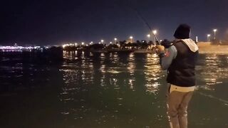 Night fishing in Bahrain ночная морская рыбалка в заливе супер клёв и яркие огни набережной