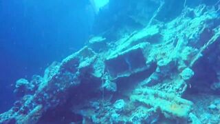 Gulf of Tadjoura берег Джибути лазурная вода лодки рыбаков и дельфины в заливе