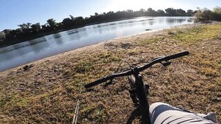 Shanghai Bend прогулка по излучине реки и спокойная городская рыбалка в тишине мегаполиса