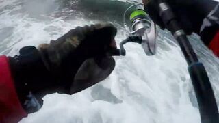 Береговая морская рыбалка в Salalah Oman, bluefish на волне Shimano Saragosa 6000 и Poseidon II